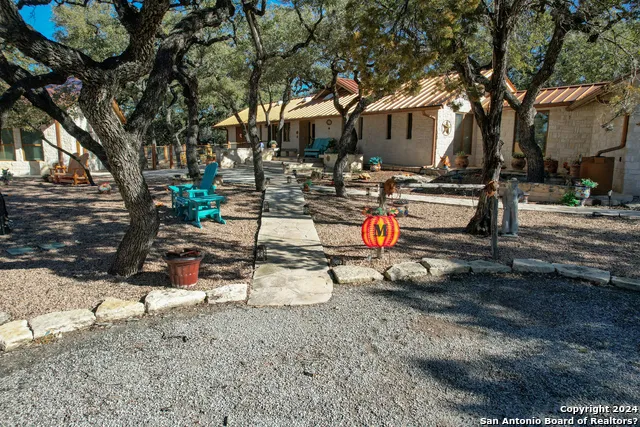 93 Saddle Mountain Rd Leakey, TX 78873