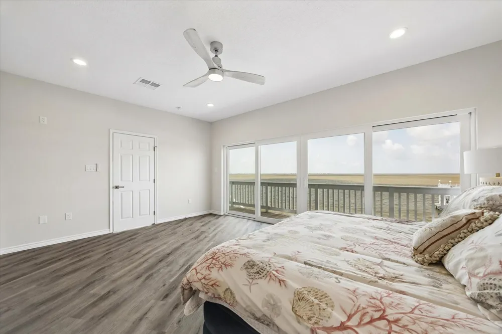 106 Quayside Drive Tiki Island, TX 77554