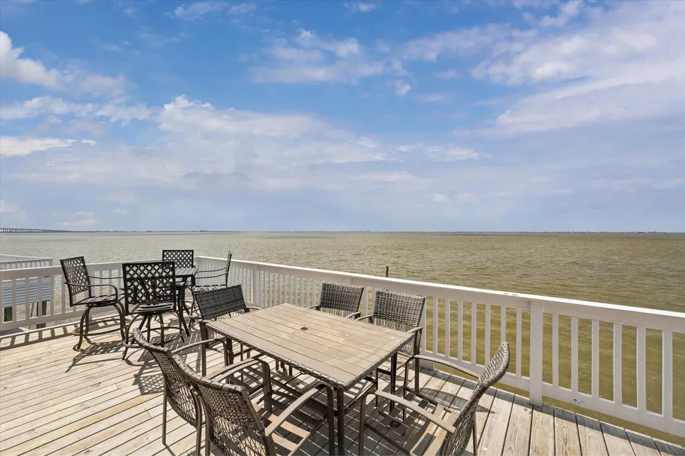 106 Quayside Drive Tiki Island, TX 77554