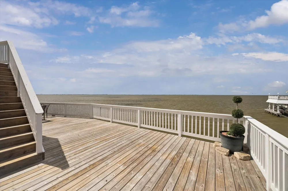 106 Quayside Drive Tiki Island, TX 77554