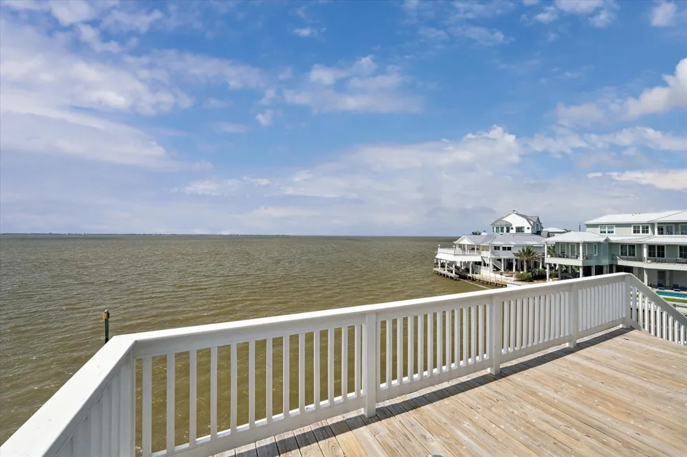 106 Quayside Drive Tiki Island, TX 77554