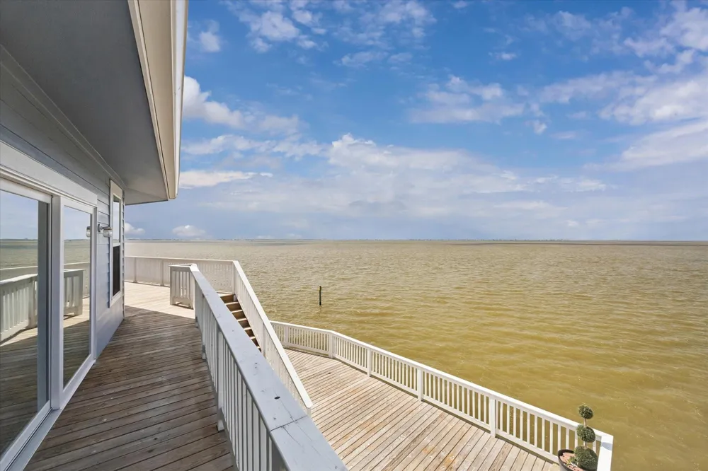 106 Quayside Drive Tiki Island, TX 77554
