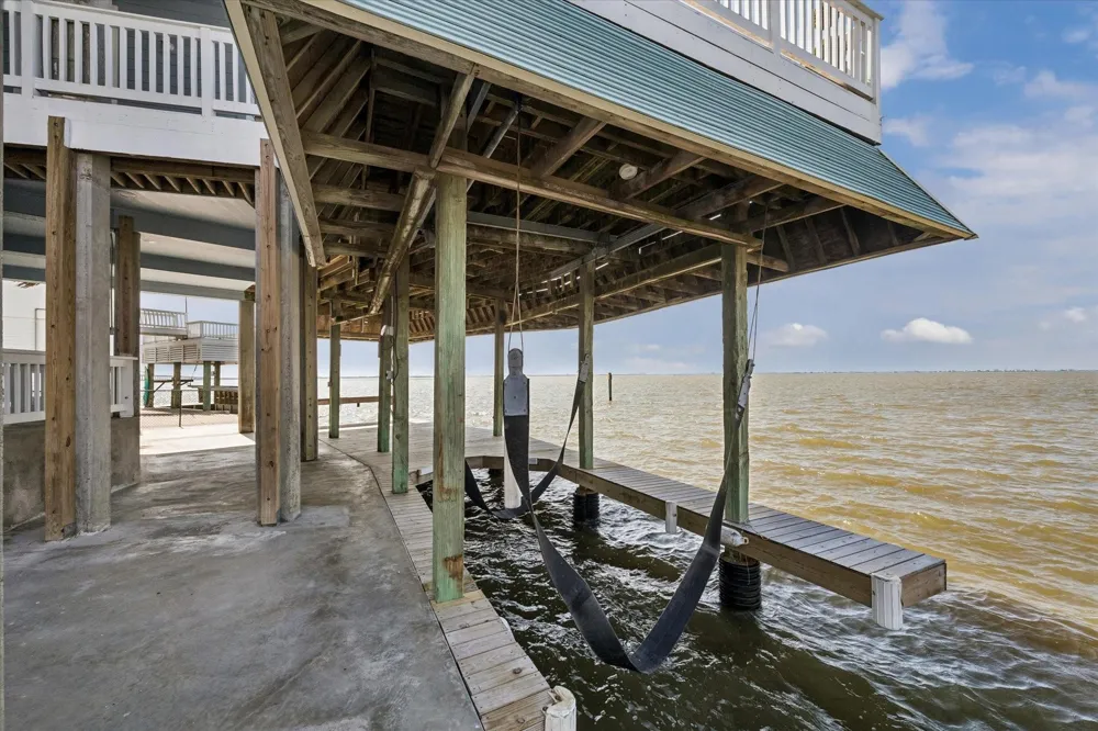 106 Quayside Drive Tiki Island, TX 77554