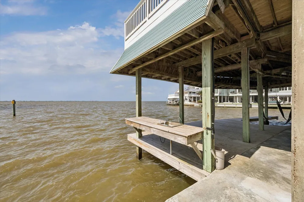 106 Quayside Drive Tiki Island, TX 77554