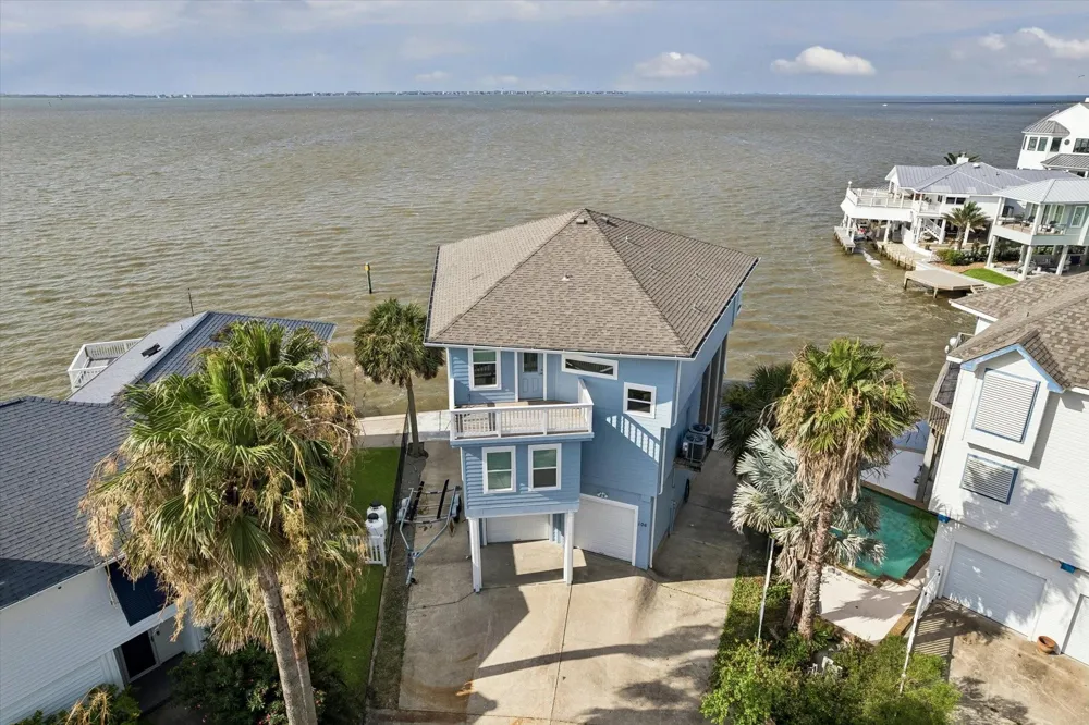 106 Quayside Drive Tiki Island, TX 77554