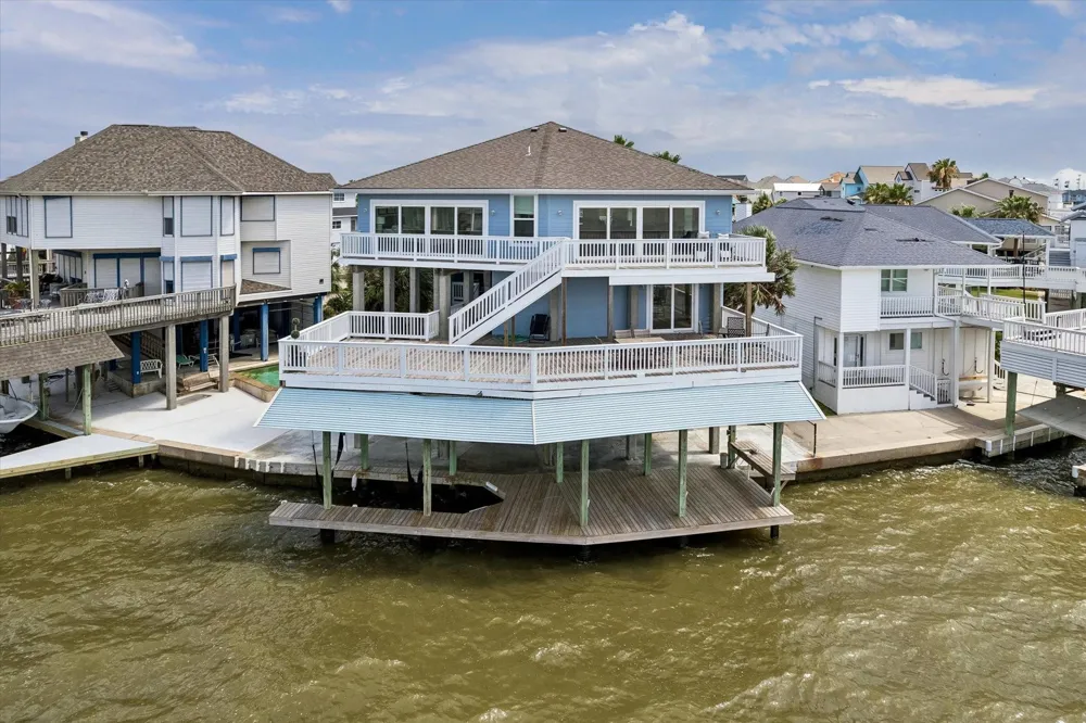 106 Quayside Drive Tiki Island, TX 77554