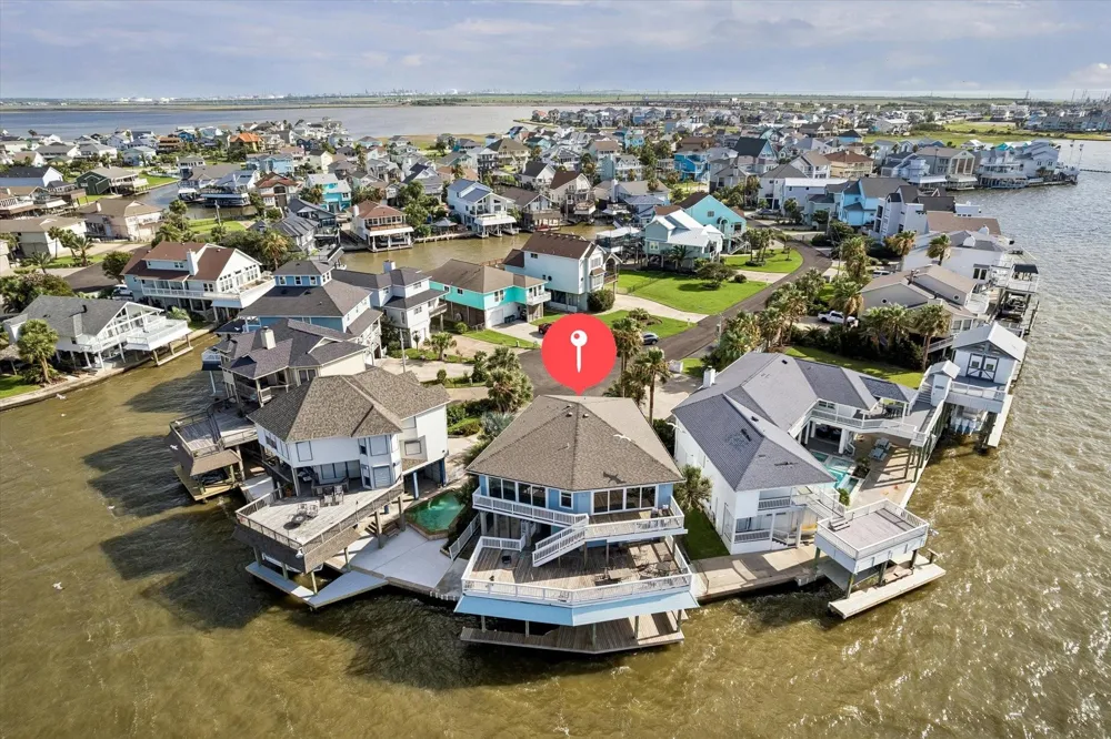 106 Quayside Drive Tiki Island, TX 77554