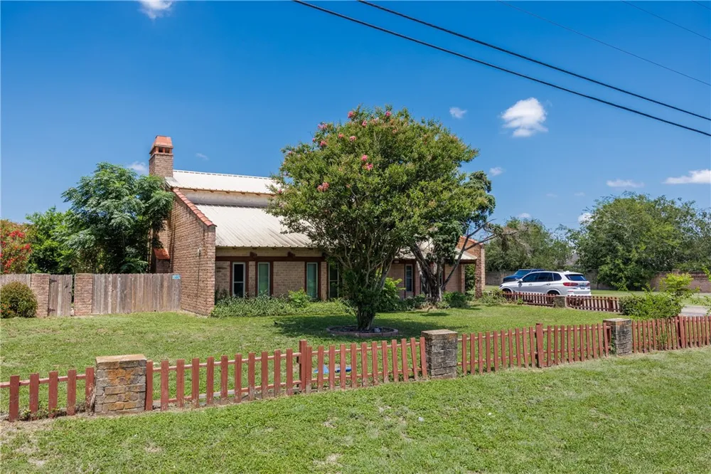 5335 E Riverview Drive Robstown, TX 78380