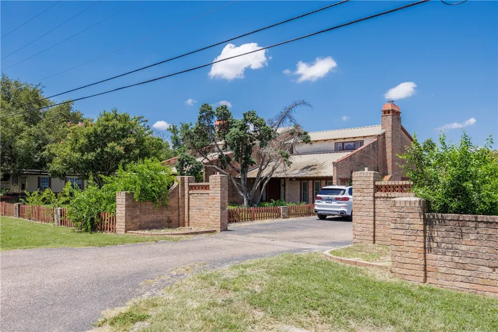 5335 E Riverview Drive Robstown, TX 78380