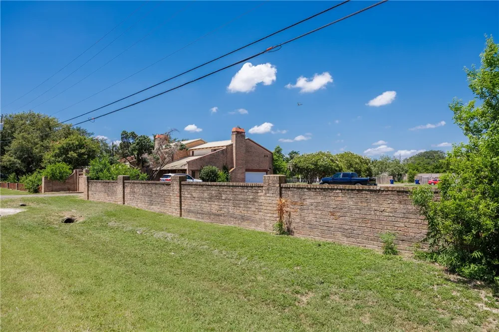 5335 E Riverview Drive Robstown, TX 78380