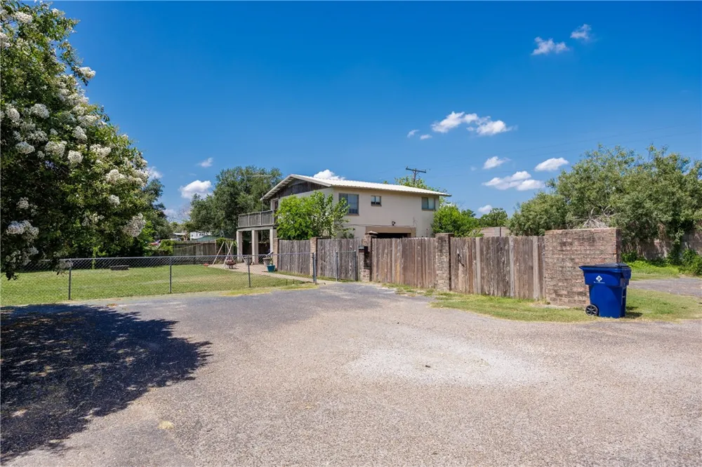 5335 E Riverview Drive Robstown, TX 78380
