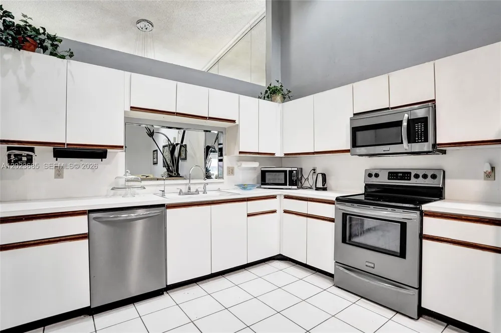 3273 W Inverrary Blvd W Lauderhill, FL 33319