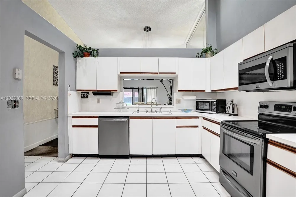 3273 W Inverrary Blvd W Lauderhill, FL 33319