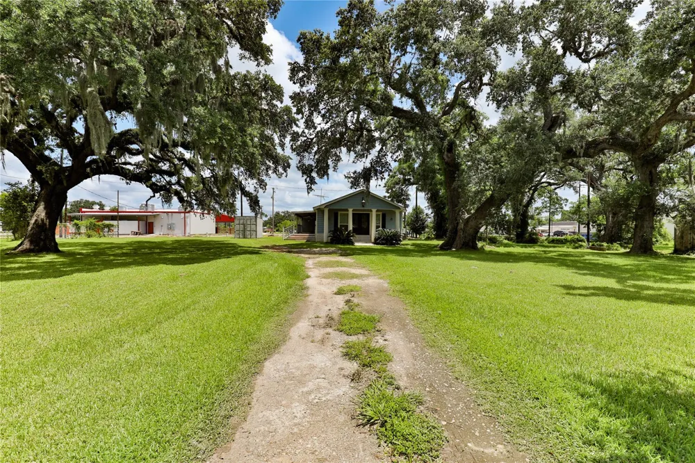 444 E Clay Street West Columbia, TX 77486