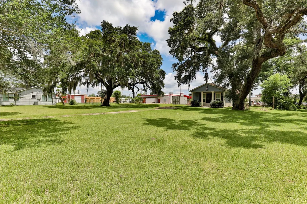 444 E Clay Street West Columbia, TX 77486