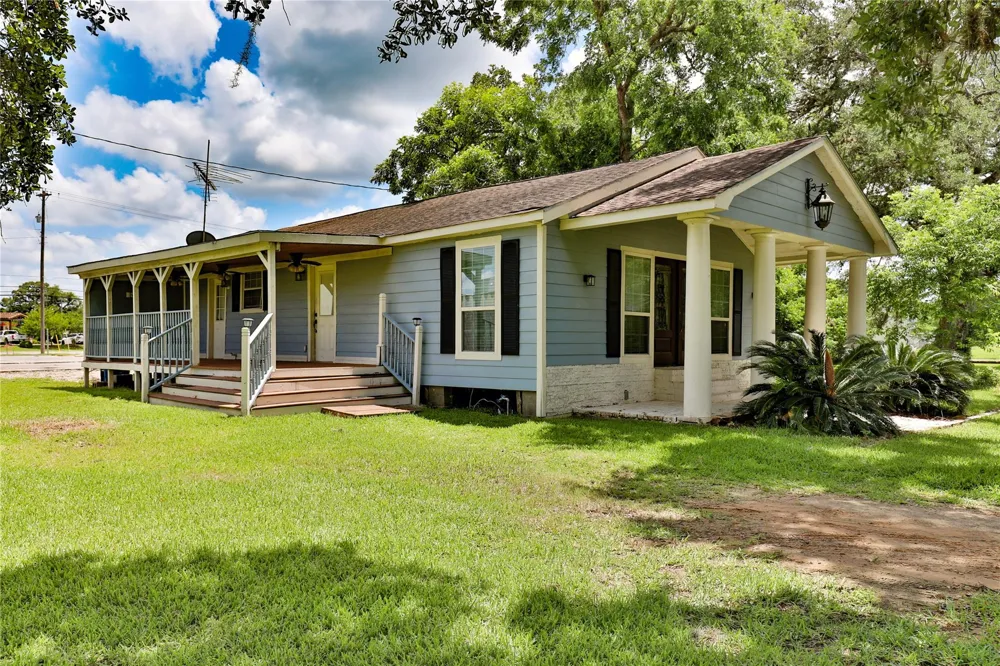 444 E Clay Street West Columbia, TX 77486