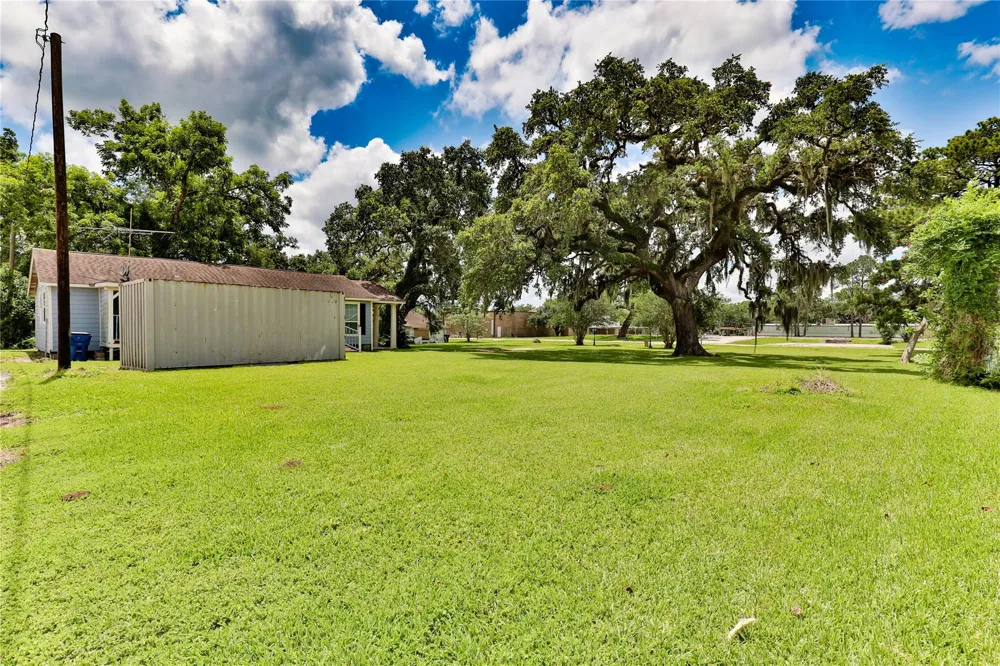 444 E Clay Street West Columbia, TX 77486