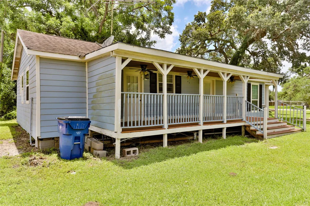 444 E Clay Street West Columbia, TX 77486