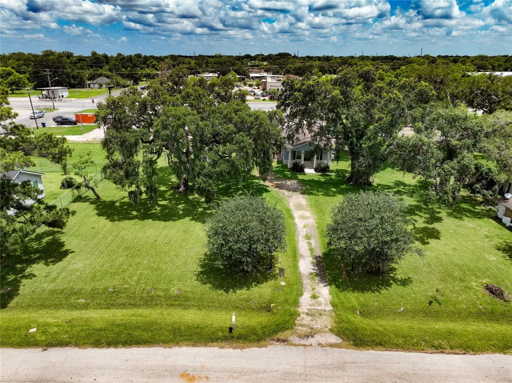 444 E Clay Street West Columbia, TX 77486