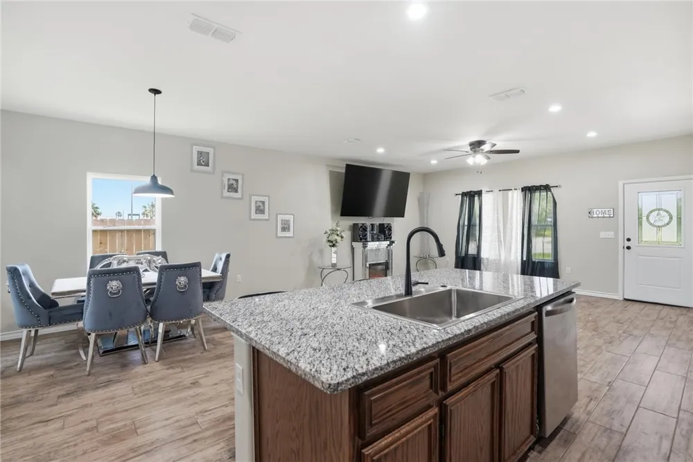 2986 Mayfield Ingleside, TX 78362