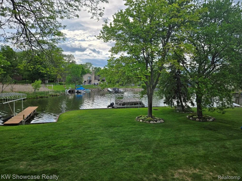 474 Beverly Island Drive Waterford Charter Township, MI 48328