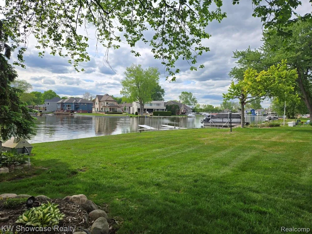 474 Beverly Island Drive Waterford Charter Township, MI 48328
