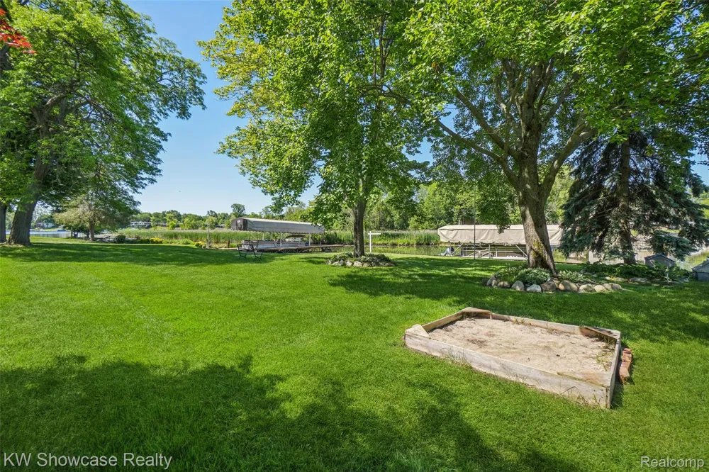 474 Beverly Island Drive Waterford Charter Township, MI 48328