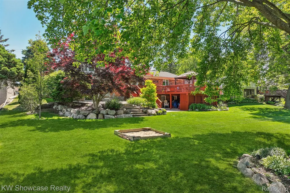 474 Beverly Island Drive Waterford Charter Township, MI 48328