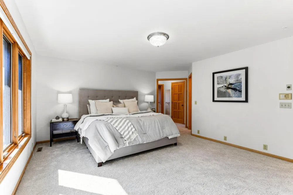782 Evergreen Knolls Mendota Heights, MN 55118
