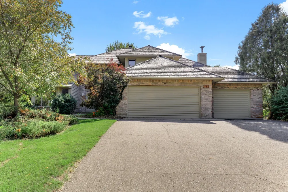782 Evergreen Knolls Mendota Heights, MN 55118