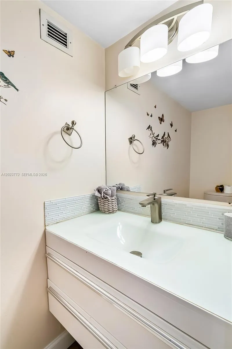 600 SW Parkview Dr #505 Hallandale Beach, FL 33009