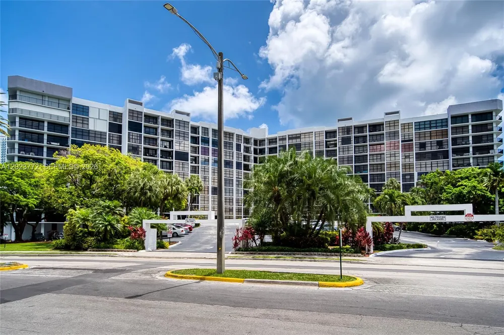 600 SW Parkview Dr #505 Hallandale Beach, FL 33009