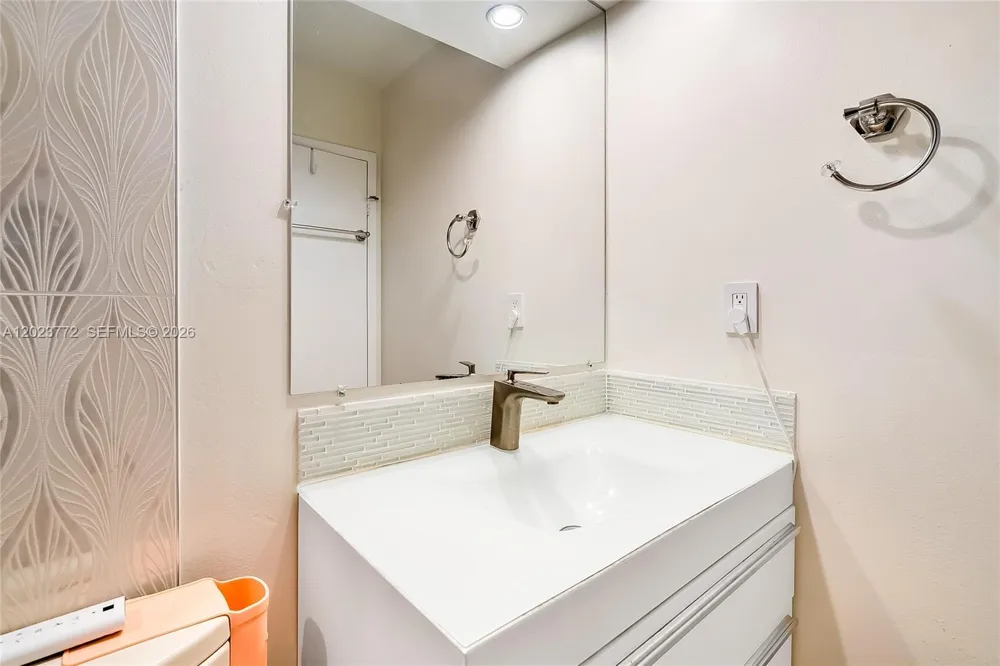 600 SW Parkview Dr #505 Hallandale Beach, FL 33009