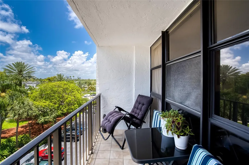 600 SW Parkview Dr #505 Hallandale Beach, FL 33009