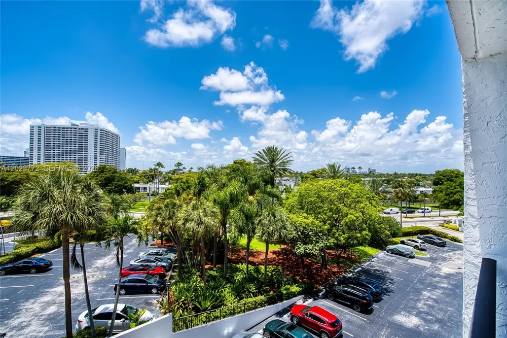 600 SW Parkview Dr #505 Hallandale Beach, FL 33009
