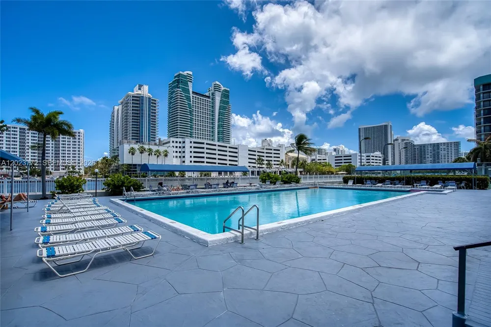 600 SW Parkview Dr #505 Hallandale Beach, FL 33009