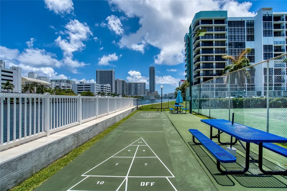 600 SW Parkview Dr #505 Hallandale Beach, FL 33009