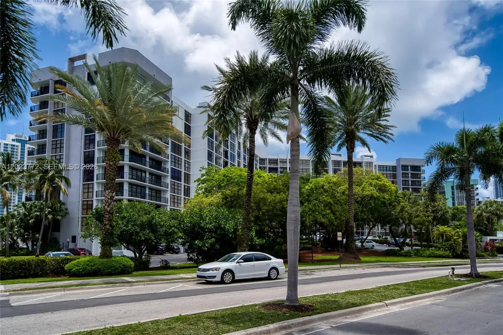 600 SW Parkview Dr #505 Hallandale Beach, FL 33009
