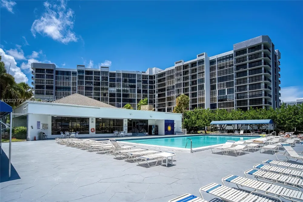 600 SW Parkview Dr #505 Hallandale Beach, FL 33009