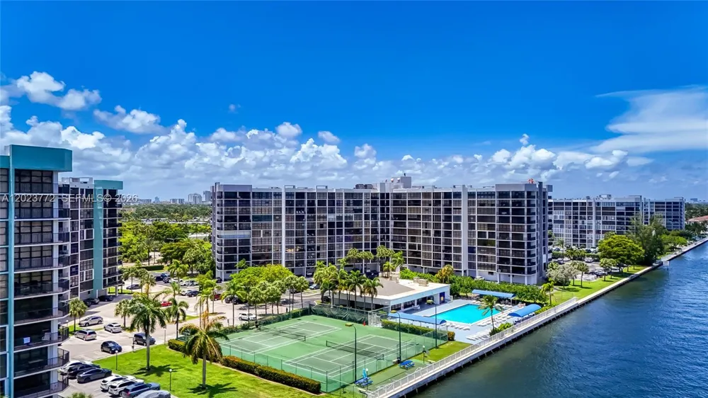 600 SW Parkview Dr #505 Hallandale Beach, FL 33009