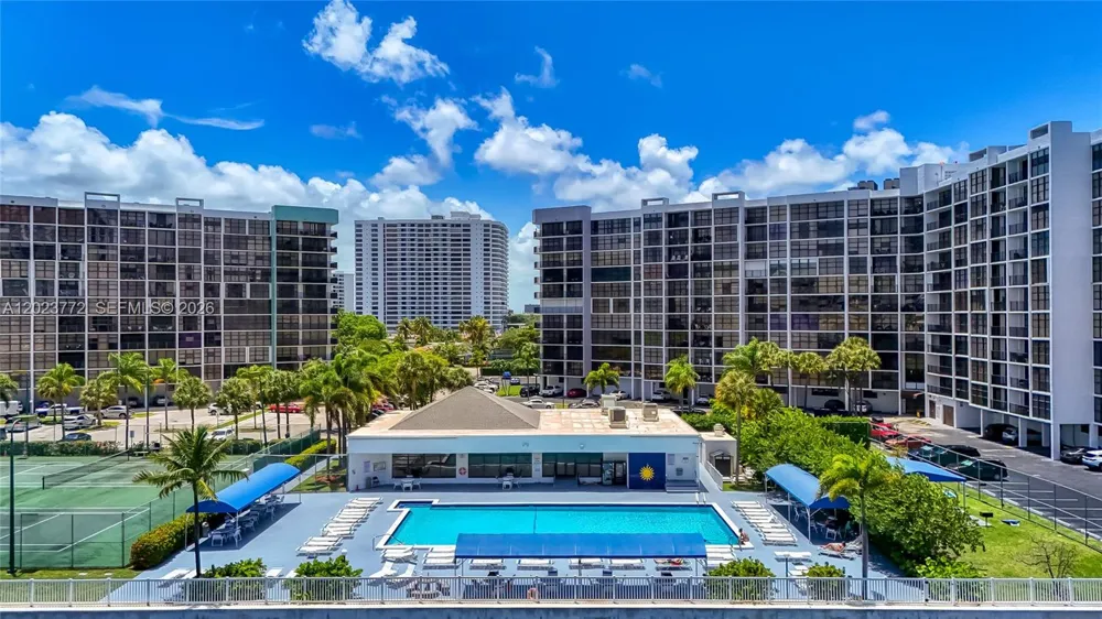 600 SW Parkview Dr #505 Hallandale Beach, FL 33009