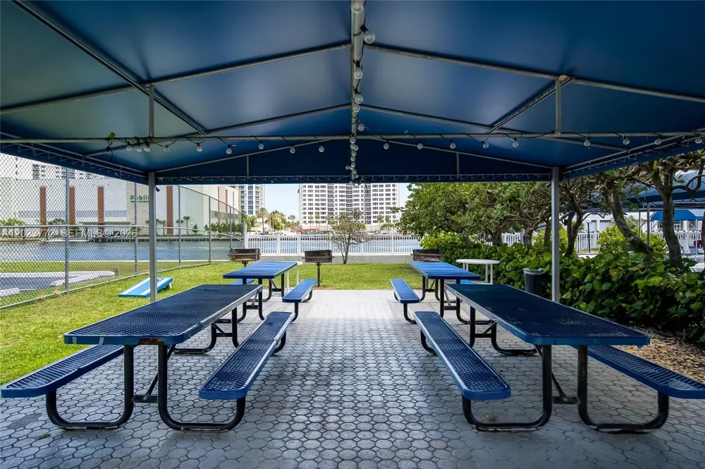 600 SW Parkview Dr #505 Hallandale Beach, FL 33009