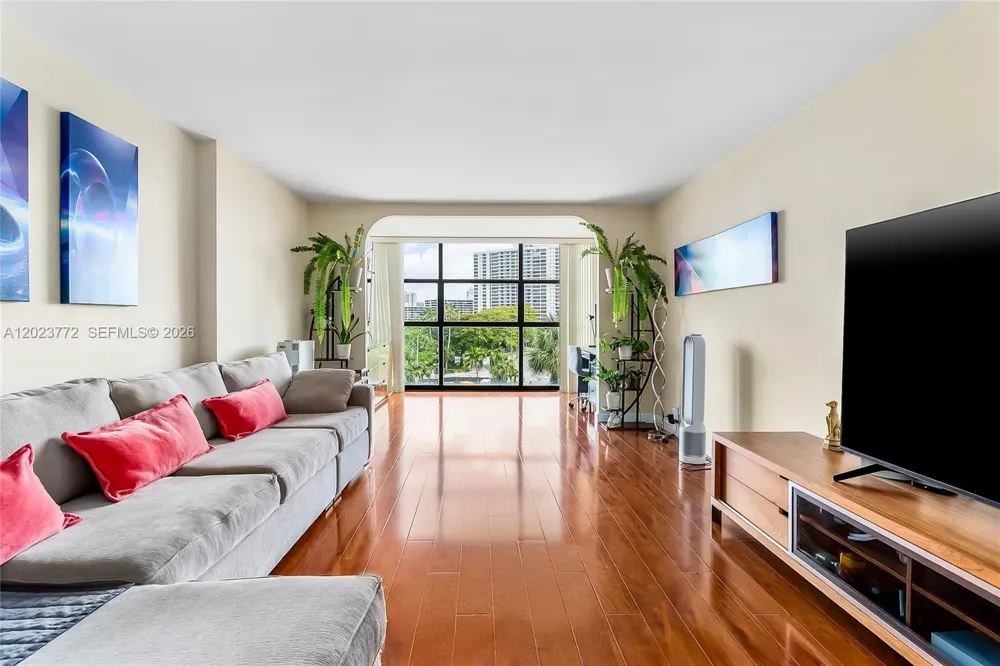 600 SW Parkview Dr #505 Hallandale Beach, FL 33009