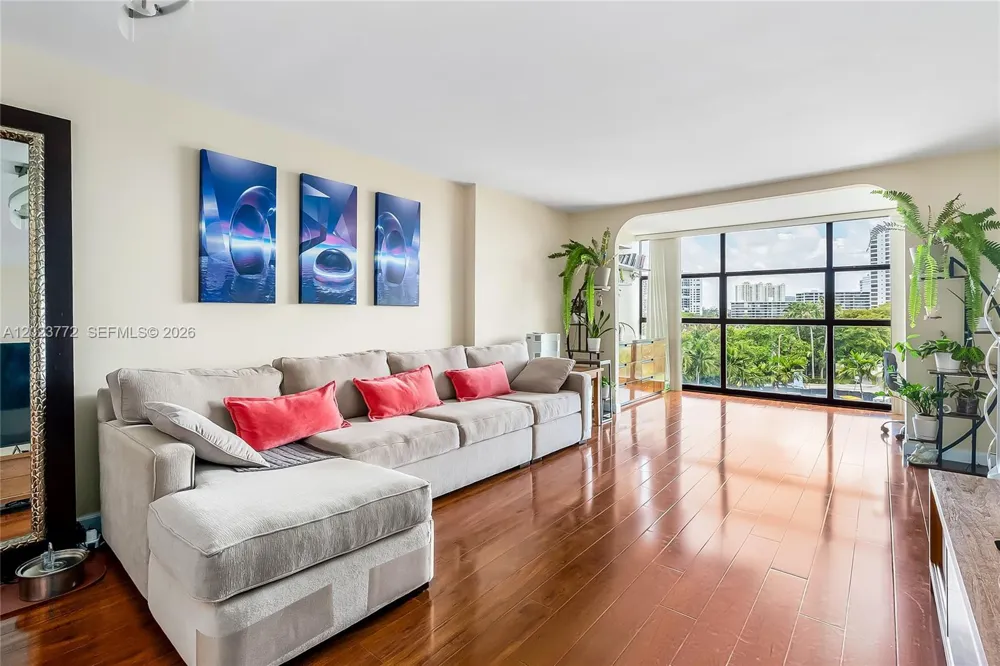 600 SW Parkview Dr #505 Hallandale Beach, FL 33009