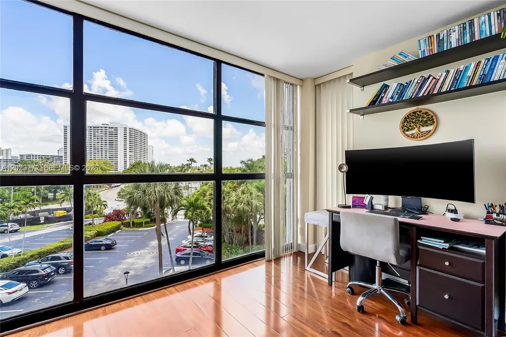 600 SW Parkview Dr #505 Hallandale Beach, FL 33009