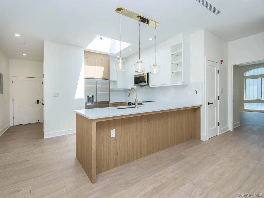 24 Lumber Road #3 Roslyn, NY 11576