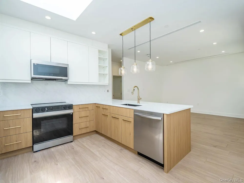 24 Lumber Road #3 Roslyn, NY 11576