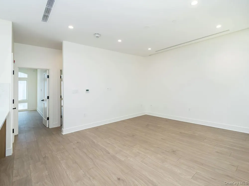 24 Lumber Road #3 Roslyn, NY 11576