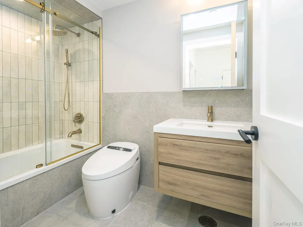 24 Lumber Road #3 Roslyn, NY 11576