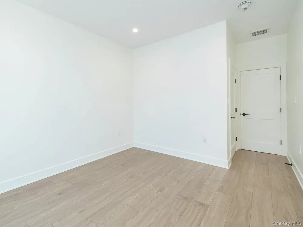 24 Lumber Road #3 Roslyn, NY 11576